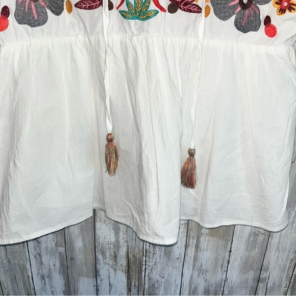 Jodifl White Floral Embroidered Blouse - Picture 4 of 5